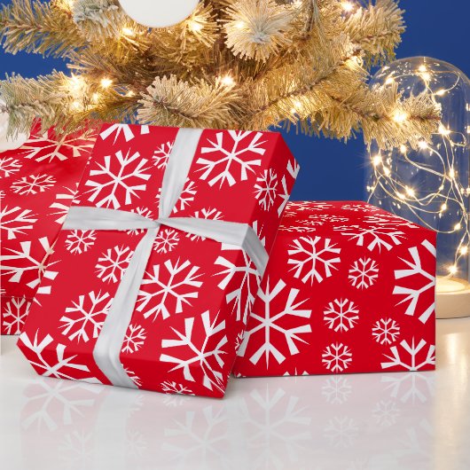 White Snowflakes Pattern on Red Background Cadeaupapier (Feestdagen)
