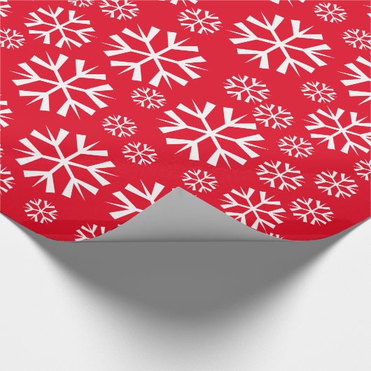 White Snowflakes Pattern on Red Background Cadeaupapier (Hoek)