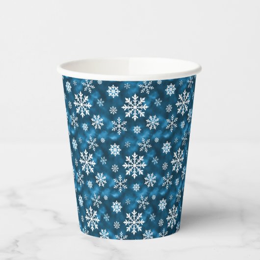 White Snowflakes Pattern On Winter Blue Background Papieren Bekers (Links)