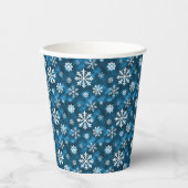 White Snowflakes Pattern On Winter Blue Background Papieren Bekers (Voorkant)