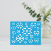 White Snowflakes Pattern op een blauwe achtergrond Briefkaart (Staand voorkant)