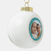 White Snowflakes} Persoonlijke kerstfoto Keramische Bal Ornament (Links)