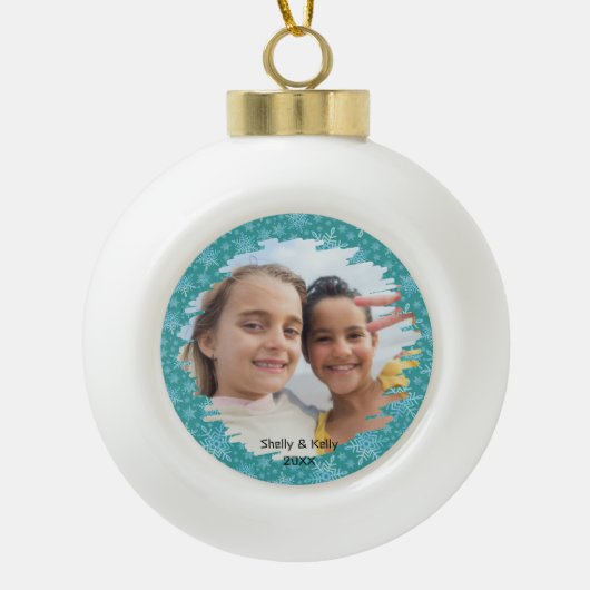 White Snowflakes} Persoonlijke kerstfoto Keramische Bal Ornament (Voorkant)