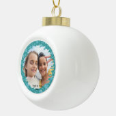 White Snowflakes} Persoonlijke kerstfoto Keramische Bal Ornament (Rechts)