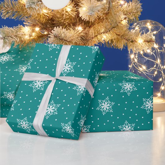 White Snowflakes Polka Dots Blauwgroen Kerstmis Cadeaupapier (Feestdagen)