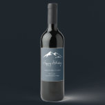 White Snowy Mountain on Blue Holiday Christmas Wijn Etiket<br><div class="desc">Deze kerst,  geef je familie en vrienden een fles wijn met dit prachtige sneeuwkapje op een gepersonaliseerd etiket.</div>