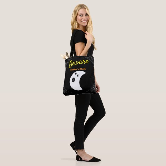 White Spider Webs en schattig Modern Ghost Black Tote Bag (Op model)