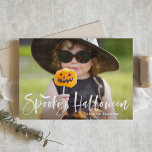 White Spooky Halloween Brush Lettering Overlay Feestdagen Kaart<br><div class="desc">White Spooky Halloween Brush Lettering Overlay Holiday Kaart. Verstuur Halloween groeten naar familie en vrienden met deze aanpasbare foto platte kaart. Het bestaat uit borstellettering,  vleermuisillustratie en stremvormig patroon. Deze leuke en moderne Halloween-kaart is in andere kleuren verkrijgbaar.</div>