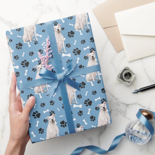 White Staffordshire Terrier Pattern on Blue Cadeaupapier (Geschenken)