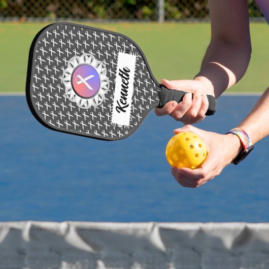 White Standard Ribbon door Kenneth Yoncich Pickleball Paddle (Insitu)