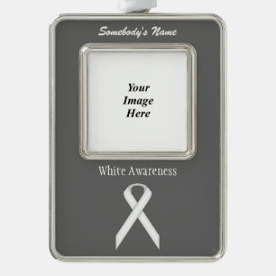 White Standard Ribbon Tmpl (V-O) van Kenneth Yonci Verzilverd Omlijst Ornament