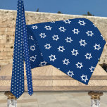White Star van David II Navy Blue Stropdas<br><div class="desc">Een blauw en witte ster van David stropdas met een witte ster van David in een herhalingspatroon tegen een massieve blauwe achtergrond.</div>