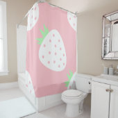 white strawberry pastel pink fruit print douchegordijn (In situ)
