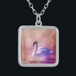 White Swan drijft op een slecht meer Zilver Vergulden Ketting<br><div class="desc">Een charmante sprookjesafbeelding. Zachte romantische foto van een witte zwaan gegoten in paarse verlichting die zwemt op een slecht meer. Kleurrijke paars en knallen creëer een mystieke magische stemming.</div>