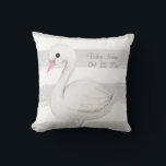 White Swan Gray Script Persoonlijk geboren Kussen<br><div class="desc">Zo'n schattige baby sekseneutrale kussen met naam en geboortestaat. Ik hou van de pastelgrijze en witte streep en de zwanen simpel en elegant. Zoet. Wat een zoet accent voor de kleuterschool van baby.</div>