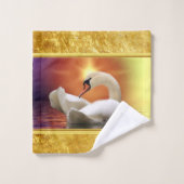 White Swan in een meer met een oranje goudzonsonde Bad Handdoek (Wasdoekje)