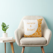 White Swirl Oranje Monogram Wedding Keepslag Kussen (Stoel)