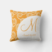 White Swirl Oranje Monogram Wedding Keepslag Kussen (Achterkant)