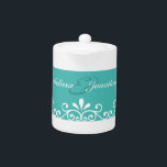 White Swirls Bride Groom Blauwgroen Elegant Weddin Theepot<br><div class="desc">Blauwgroen blauw trouwartikel voor je speciale dag met witte,  zwoere decor en bruid- en bruinachtige illustratie ©PLdesign. (U kunt tekst,  afbeeldingen en achtergrondkleur wijzigen).</div>
