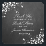 White Swirls on Chalkboard Vrijgezellenfeest Dank  Vierkante Sticker<br><div class="desc">Deze elegante witte draai op het vrijgezellenfeest van het karton dank u stickers perfect zijn voor elke bruid-om-zijn planning van een romantisch en chemisch vrijgezellenfeest. Deze stickers kunnen gepersonaliseerd worden voor je speciale gelegenheid en maken het perfecte accessoire voor elke bruiloft, vrijgezellenfeest, verlofpartij, verjaardagsfeest en nog veel meer. OBJECTEN VOOR...</div>