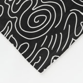 White swirly lines on black fleece deken (Hoek)