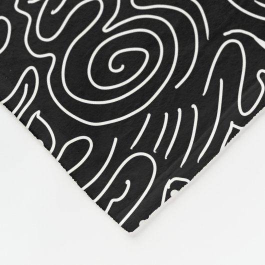 White swirly lines on black fleece deken (Hoek)