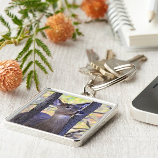 White Tailed Deer dichtbij in de bossen Sleutelhanger (Zijkant)