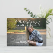 White Tassel Worth Hassle Foto Afstuderen Aankondiging (Staand voorkant)