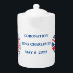 White Teapot King Charles III Coronation Theepot<br><div class="desc">Viel de Coronatie van koning Charles III. Deze witte theepot heeft het Coronationembleem en een hartvormige Britse vlag. Ideaal voor koninklijke fans of als souvenir om deze historische gebeurtenis te herdenken.</div>