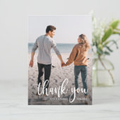 White Text Overlay Weddenfoto Bedankkaart (Staand voorkant)