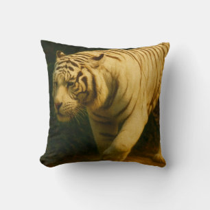 White Tiger Majesty – gestileerde wildlife art pri Kussen