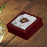 White Tree Peony Floral Gift Box Cadeaudoosje<br><div class="desc">Winkel trinkets,  sieraden en andere kleine keepenkoeken in deze houten cadeaudoos met keramische tegel die is voorzien van het foto-afbeelding van een grote,  witte Peony-bloem met donkere paarse middenvlokken. Een mooi,  bloemetjesontwerp! Selecteer de grootte en kleur van het cadeauvakje.</div>