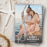 White Tropical Hawaiian Floral Photo Feestdagenkaart<br><div class="desc">White Hawaiian tropical plumeria bloemen accentueren je favoriete foto met je namen en een groet in het schrift. Gebruik OM HET EVEN WELKE KLEUR voor de achtergrond op de rug en VOEG meer foto's of details op de rug toe ***HORIZONTALE lay-out voor u in onze opslag. Selecteer Steen voor zwaarste...</div>