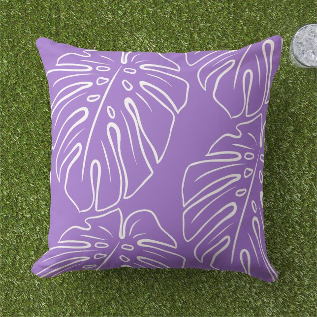 White Tropical Leaf Motif on Lavender Violet Buitenkussen (Gras)