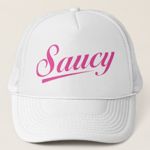 White Trucker Hat met een roze Saucy-logo Pet