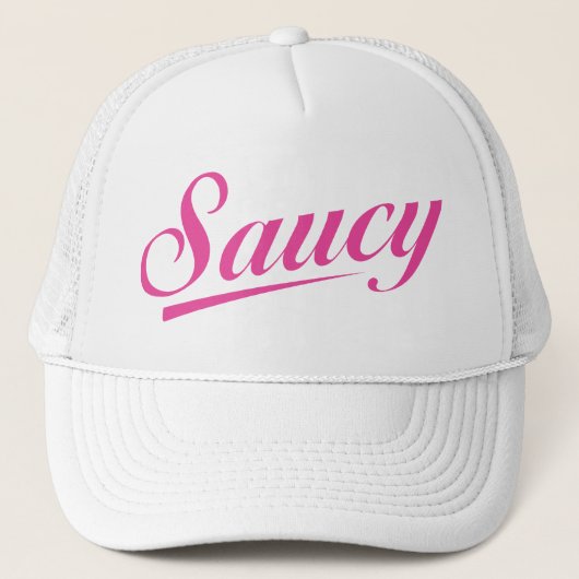 White Trucker Hat met een roze Saucy-logo Pet (Voorkant)