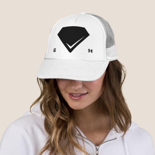 WHITE TRUCKER HAT PET (In situ)