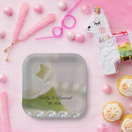 White Tulip and Pearls Spring Wedding Papieren Bordje (Feest)