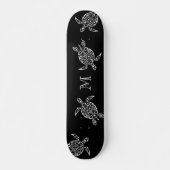 White Turtle Tribal Black Background Monogram Persoonlijk Skateboard (Voorkant)