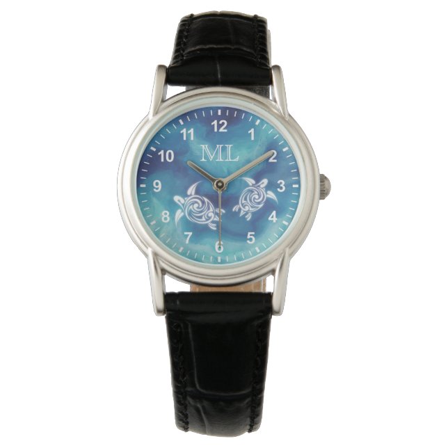 White Turtles in Blue Ocean Waterverf Monogram Horloge (Voorkant)