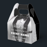 White Tuxedo dank u | Cadeaubox Bedankdoosjes<br><div class="desc">Een witte smoking geschenkdoos met een rode roos maakt een zeer elegant ontwerp voor een huwelijksgunst doos,  voor verjaardagen,  vrijgezellen en vrijgezellenfeesten en andere speciale evenementen.</div>
