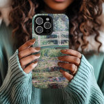 White Water Lilies | Claude Monet iPhone 16 Pro Max Hoesje<br><div class="desc">Witte waterlelies (1899) | Claude Monet’s White Water Lelies is een sereen en boeiend schilderij uit zijn iconische Water Lelies serie. Dit werk toont een rustige vijver versierd met delicate witte leliebloesems en groene leliepads die op het reflecterende oppervlak drijven. De impressionistische stijl van Monet straalt door in het zachte,...</div>