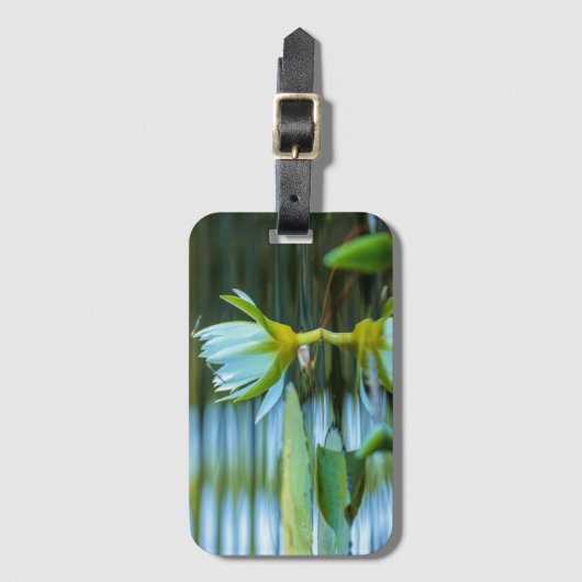 White Water Lily Blooms in the Pond  Bagagelabel (Voorkant (verticaal))