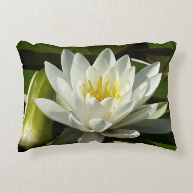 White Waterlily and Bud Floral Accent Kussen (Voorkant)