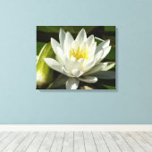 White Waterlily and Bud Floral Canvas Afdruk (Insitu (Houten vloer))