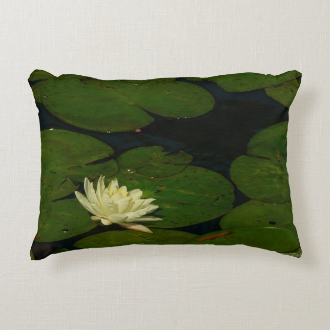 White Waterlily I Peaceful Floral Photography Decoratief Kussen (Voorkant)