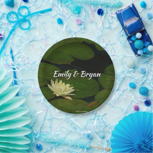 White Waterlily I Peaceful Floral Photography Papieren Bordje (Feest)