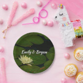 White Waterlily I Peaceful Floral Photography Papieren Bordje (Feest)