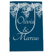 White Wedding Lace on Blue Medium Cadeauzakje (Voorkant)