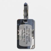 White West Highland Terrier Sitting on Sidewalk Bagagelabel (Achterkant verticaal)